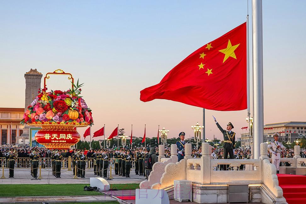 国家举重队天安门广场观看升旗仪式 国家举重队天安门广场观看升旗仪式